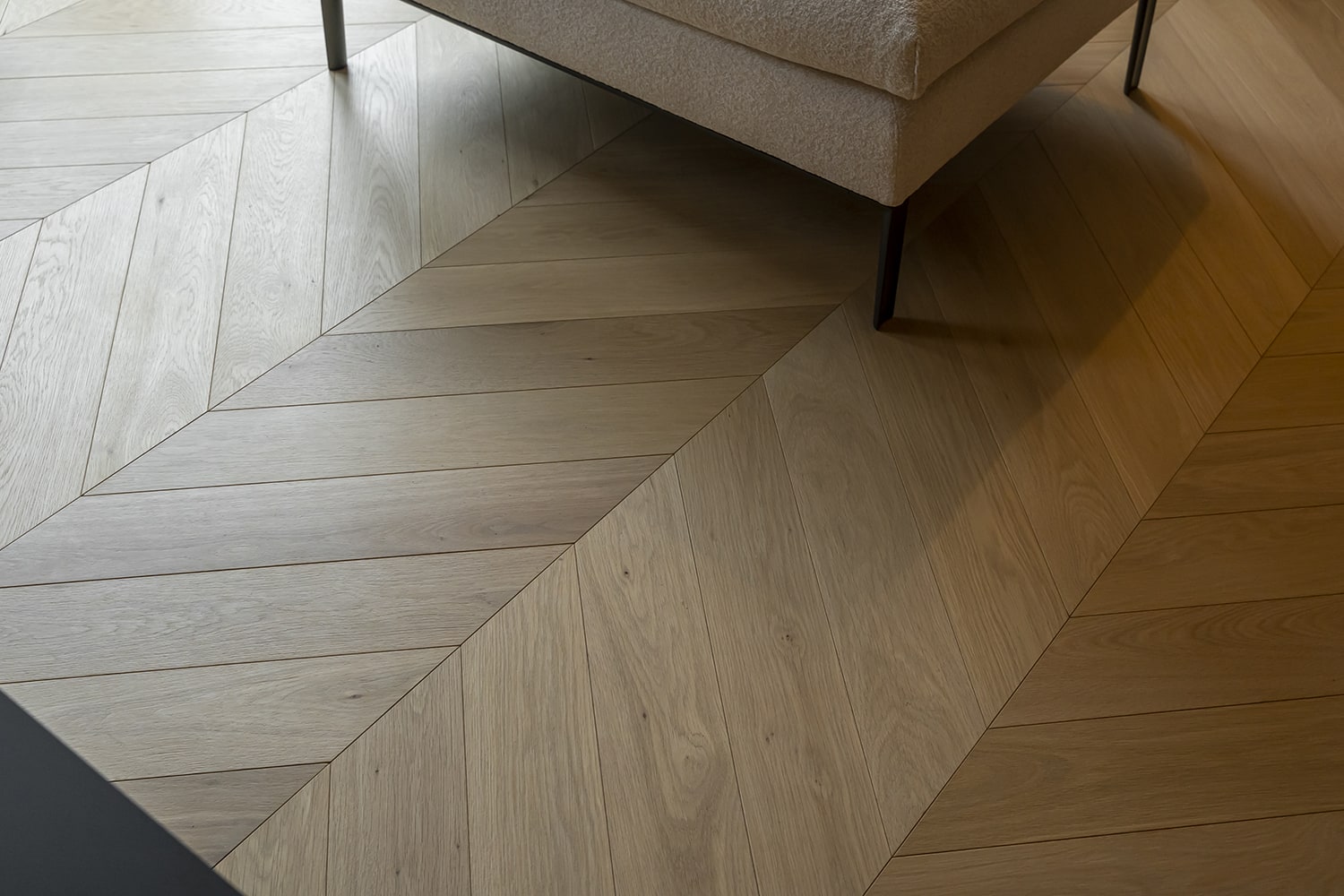 Chi tiết bề mặt sàn gỗ tự nhiên lát Chevron