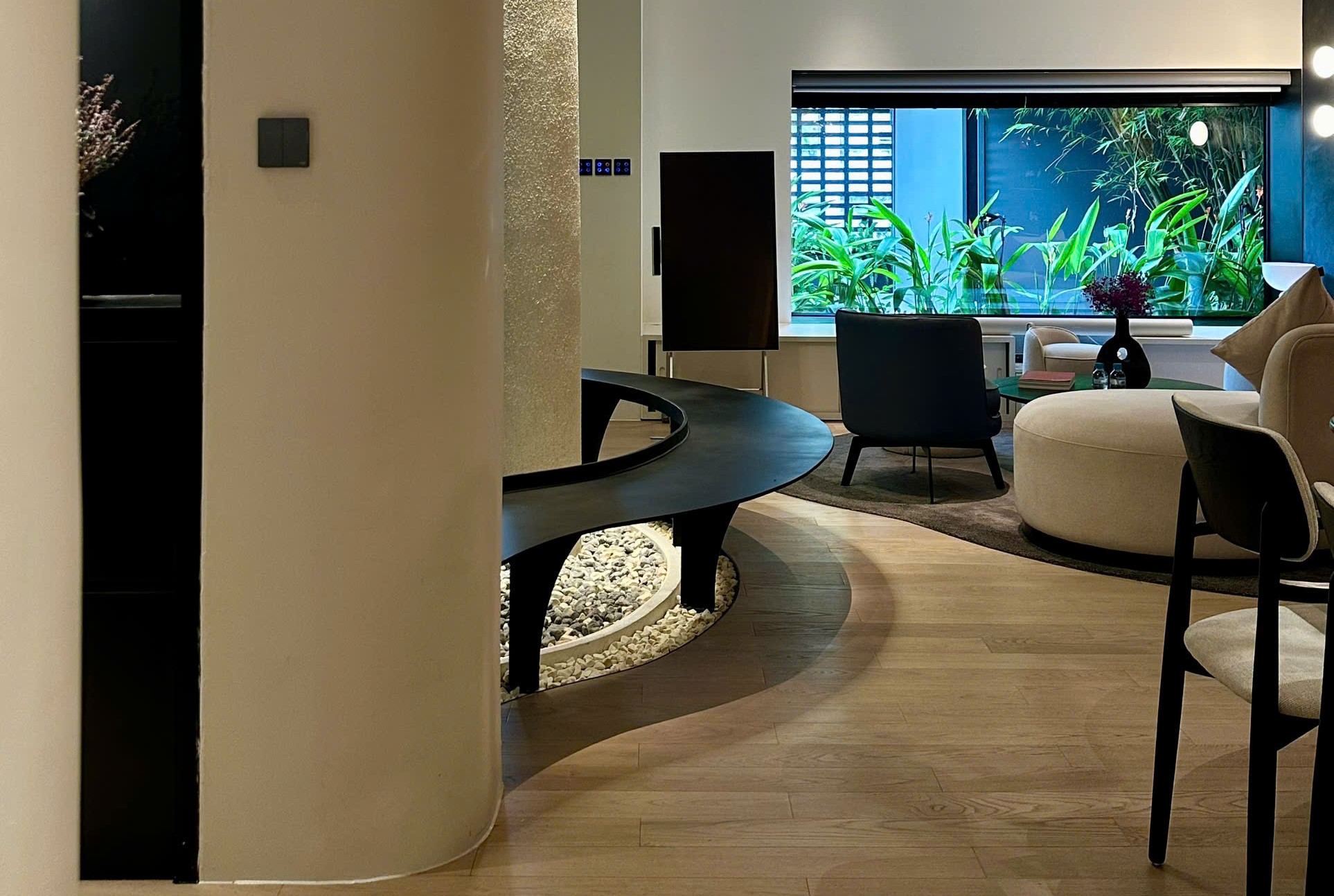 Toàn cảnh showroom ADES sử dụng sàn gỗ NOËL